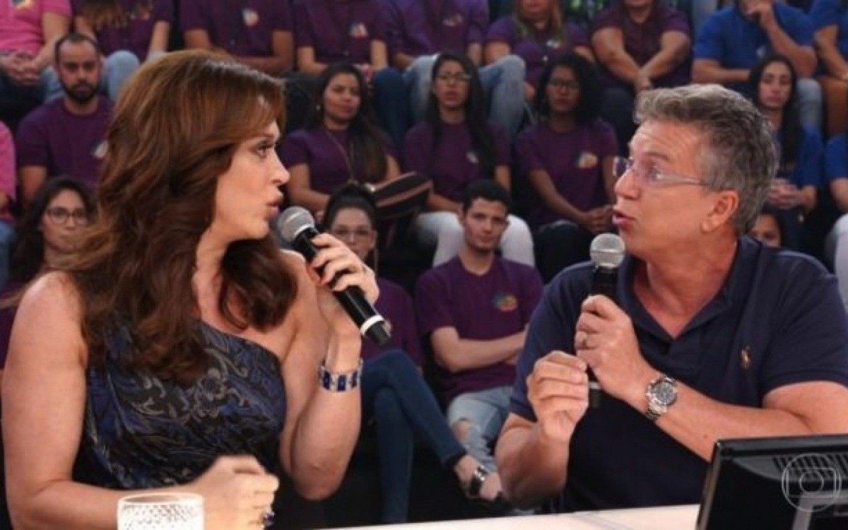 Claudia Raia e Boninho no j&uacute;ri do 'Show dos Famosos'