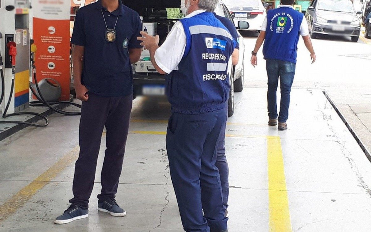 Fiscais analisam documentação do posto e condição dos combustíveis vendidos