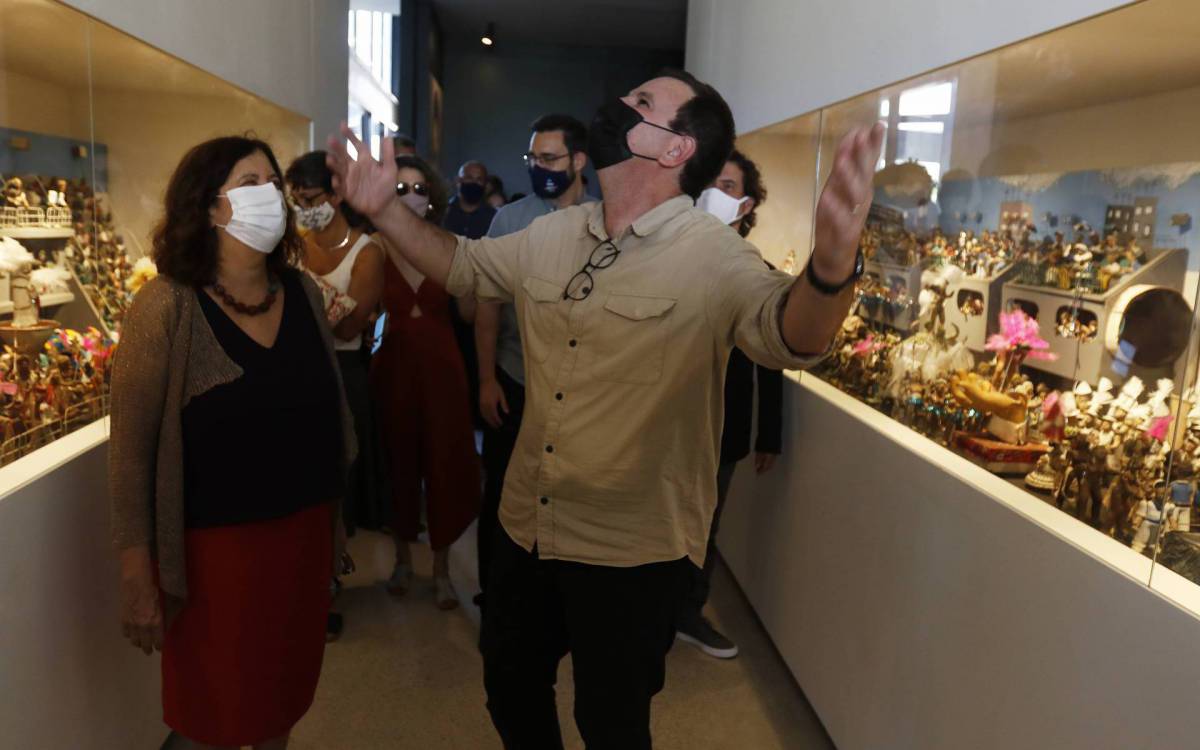 Geral - Inauguraçao da nova sede do Museu do Pontal, na Barra da Tijuca, zona oestedo Rio. Na foto, Angela Mascelani e Lucas Van de Beuque, curadora e diretor executivo do Museu do Pontal, acompanham a visita do prefeito do Rio, Eduardo Paes. O prefeito ficou bem animado com o samba enredo quando chegou a parte do museu dedicado ao samba.