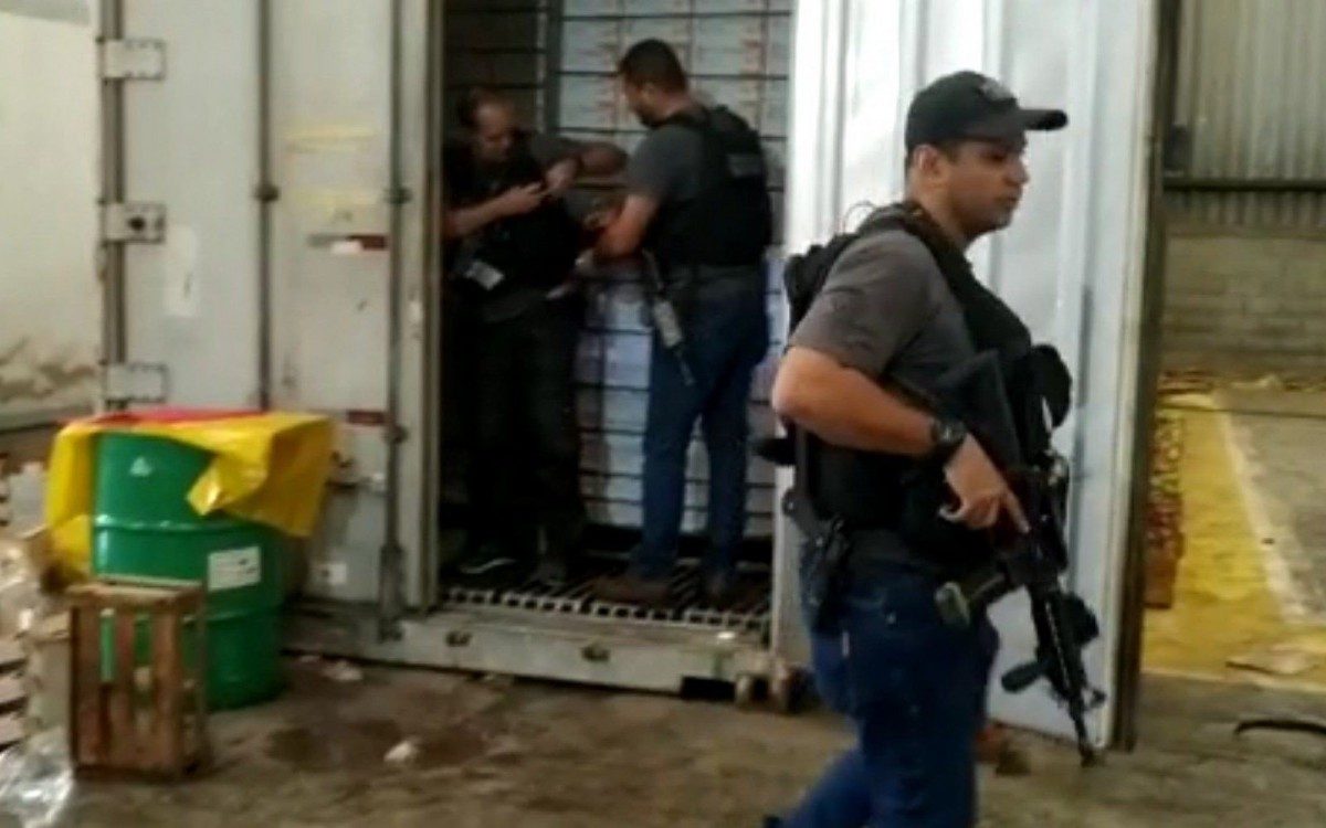 Carga estava escondida em carregamento de mangas dentro de galpão em Itaguaí