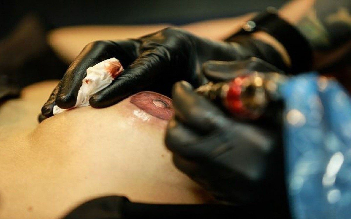 Tatuador do Rio de Janeiro oferece seu talento para ajudar mulheres que passaram por mastectomia