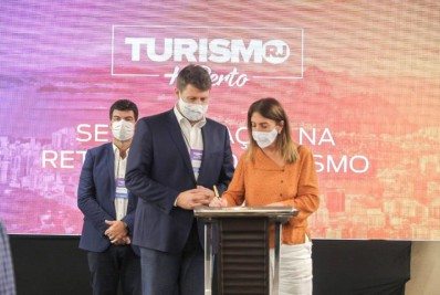 Prefeita de Quissamã assina acordo de cooperação para artesãos do município, durante o 2º Fórum Regional de Turismo