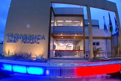 Homem é preso após empurrar esposa escada abaixo em Rio das Ostras