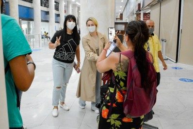 Paolla Oliveira faz sucesso com fãs no aeroporto