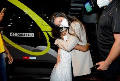 Juliette distribui autógrafos e abraços em aeroporto