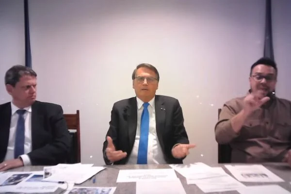 Bolsonaro volta a sugerir venda direta da distribuidora ao consumidor para diminuir preço do botijão de  gás