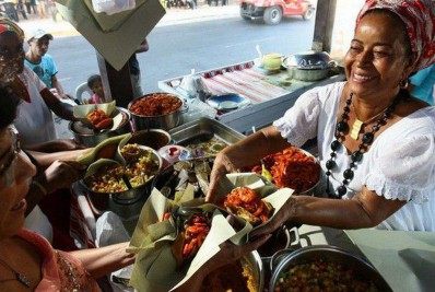 Seop sorteia seis baianas do acarajé para atuarem na orla, no Réveillon
