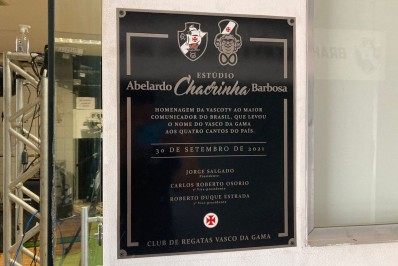 Bacalhau! No aniversário de 104 anos, Chacrinha dá nome ao estúdio da 'Vasco TV'