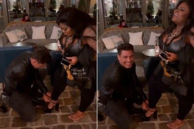 Cauã Reymond ajuda Jojo Todynho com a sandália em Paris