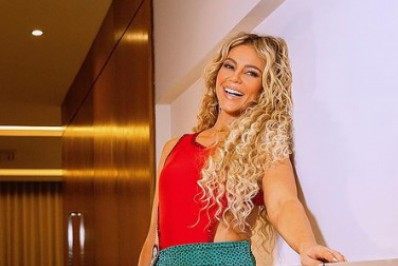 Surra de beleza! Paolla Oliveira leva fenda de saia ao limite e exibe pernão sarado