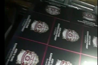 PRF e Receita Federal apreendem 1800 garrafas de uísque com indícios de falsificação