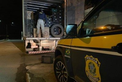 Motorista de caminhão se joga do veículo para fugir de agentes da PRF