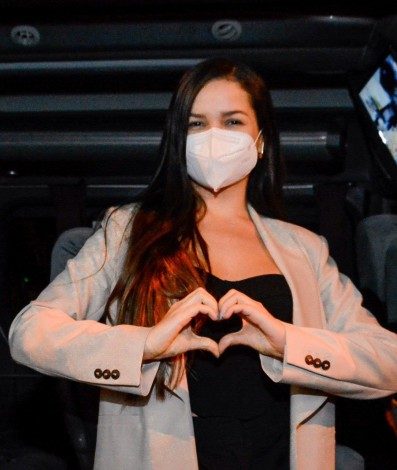 Juliette é cercada por fãs ao desembarcar no Aeroporto Santos Dumont, no Rio, na noite desta quarta-feira - Ag. News