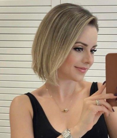 Sandy usa o clássico Chanel, o curtinho com a ponta levemente maior - reprodução do instagram