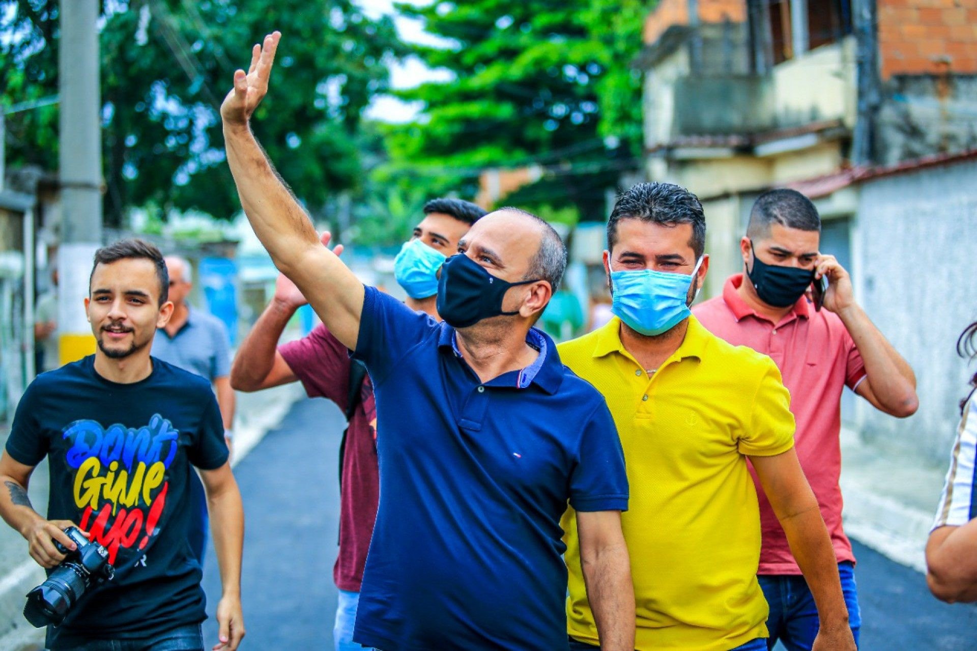 Waguinho caminhou pelas ruas de Nova Aurora e anunciou um pacote de obras - Rafael Barreto / PMBR