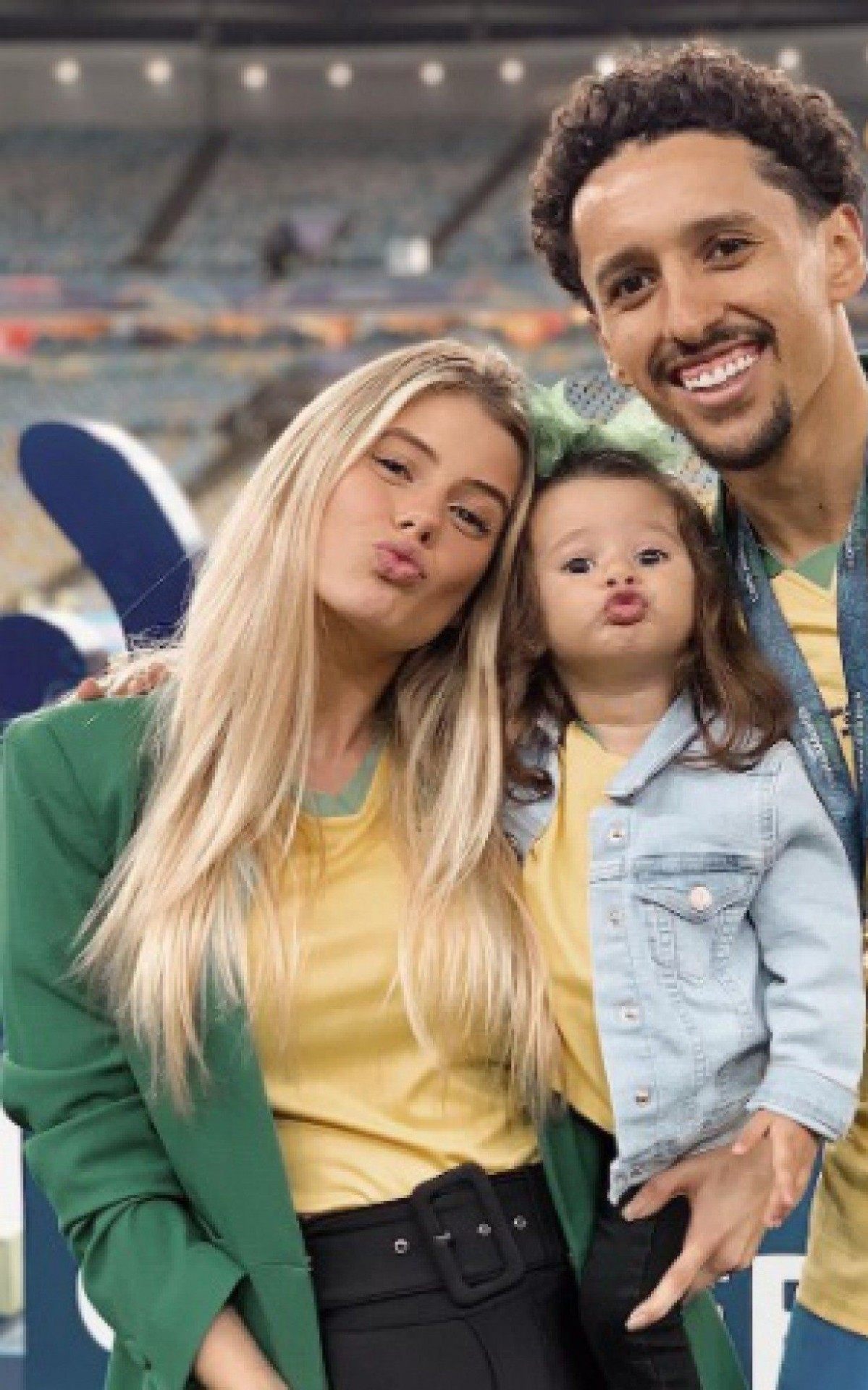 Carol Cabrino ao lado de Marquinhos e da filha