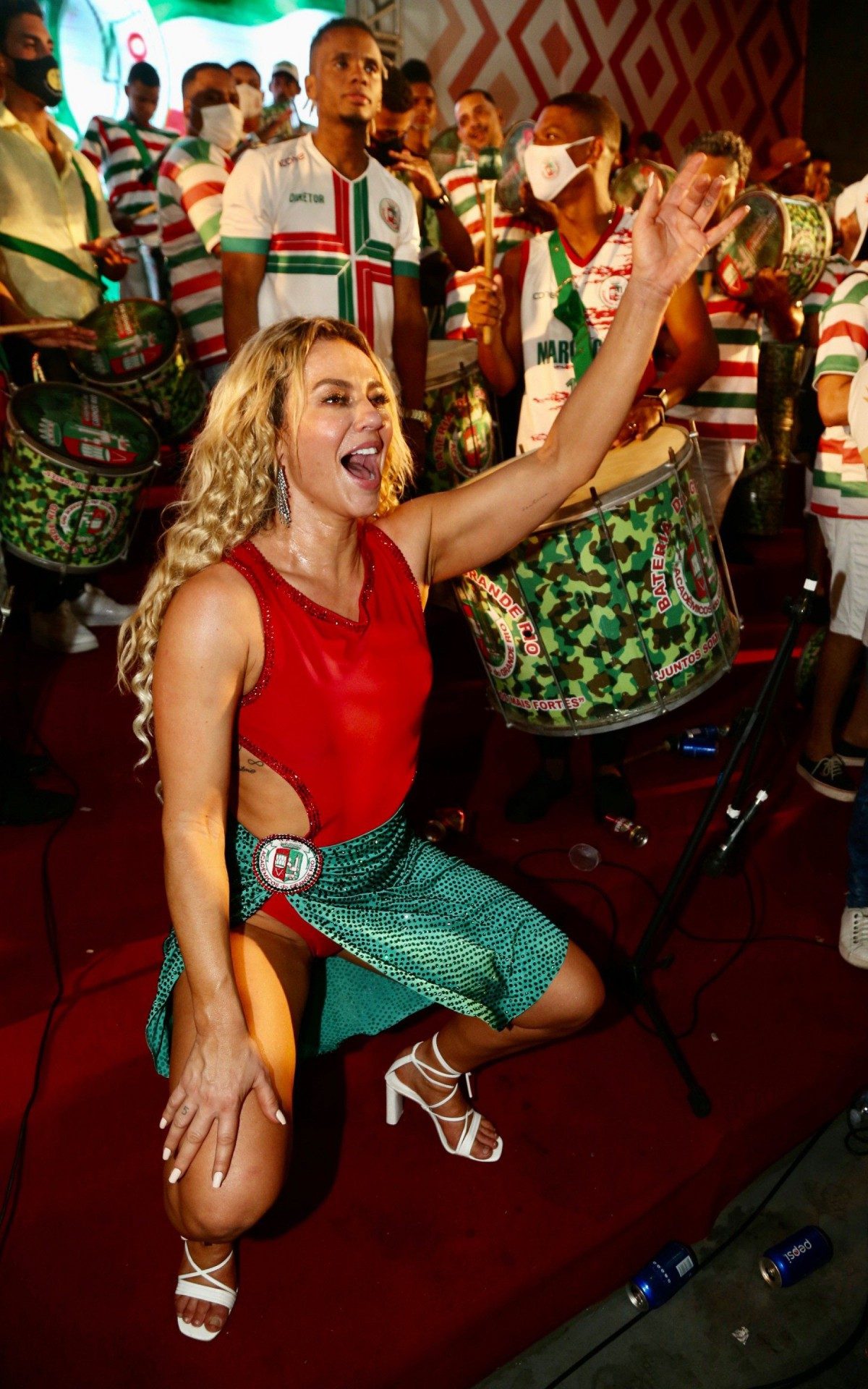 Paolla Oliveira e mais famosos na escolha de samba-enredo da Acad&ecirc;micos do Grande Rio, na quadra da agremia&ccedil;&atilde;o, na noite desta quinta-feira