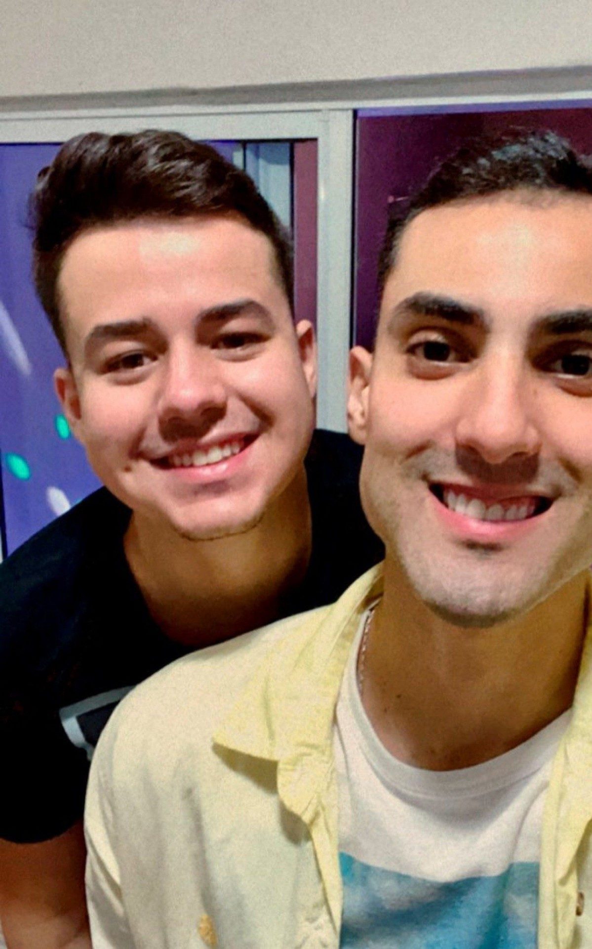 Douglas Souza e o namorado Gabriel