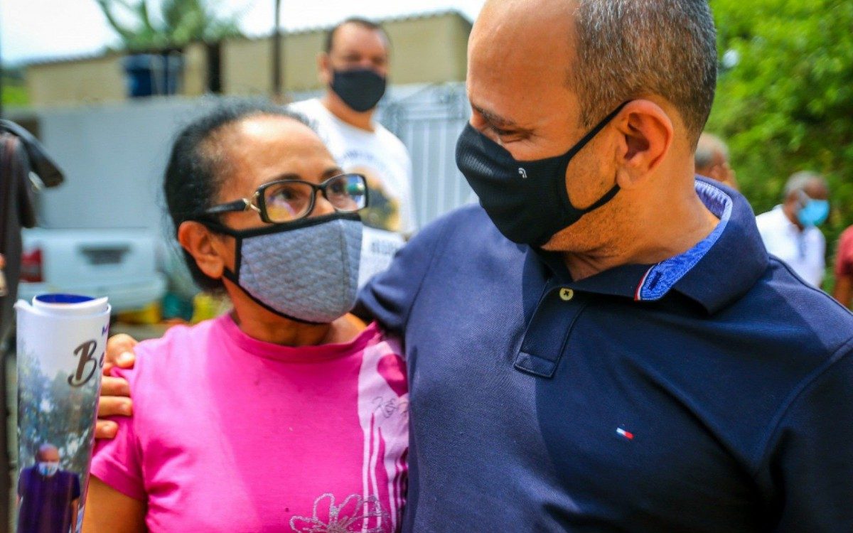 Prefeito Waguinho conversa com moradora sobre os benef&iacute;cios das obras