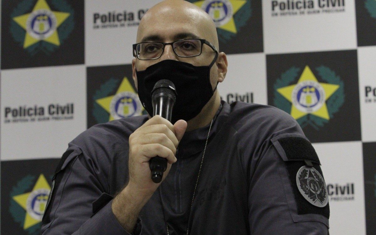 Coletiva de Imprensa da DRFC na Cidpol, nesta sexta feira (01), na foto Vinicius Domingues Delegado Titular da DRFC, Felipe Cury Dir. da Policia Civil e Fabricio Costa Delegado da DRFC. - Marcos Porto/Agencia O Dia
