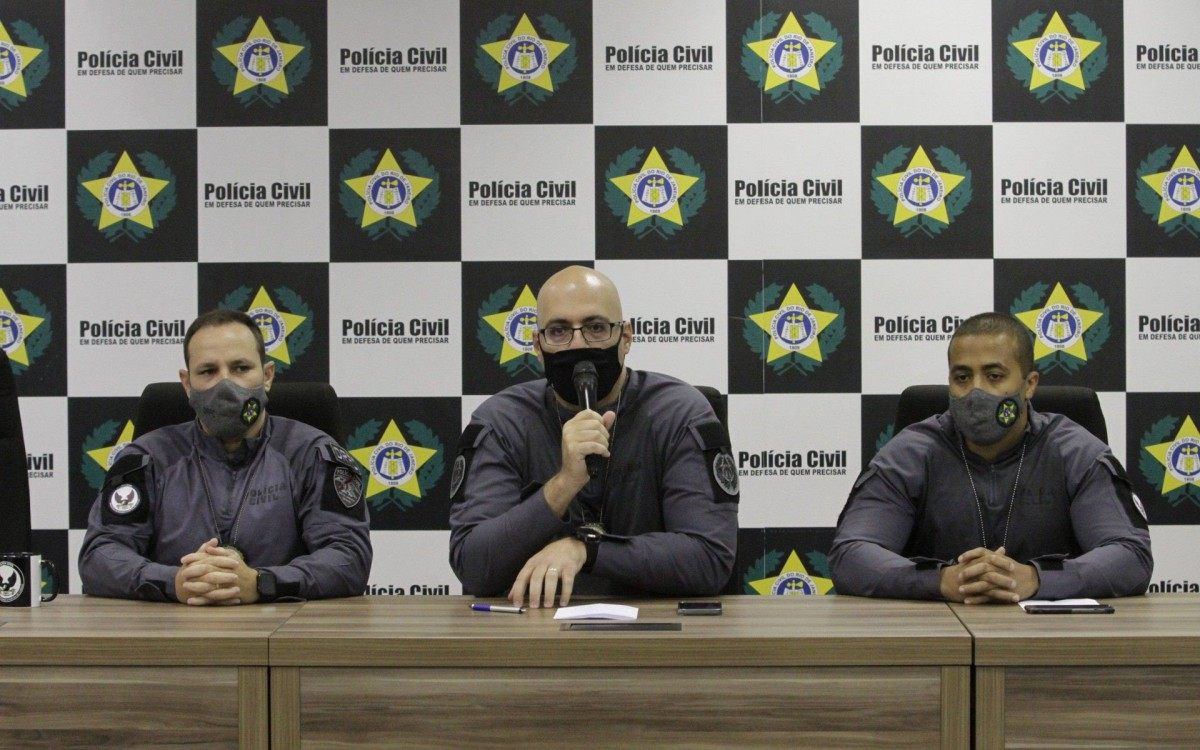 Coletiva de Imprensa da DRFC na Cidpol, nesta sexta feira (01), na foto Vinicius Domingues Delegado Titular da DRFC, Felipe Cury Dir. da Policia Civil e Fabricio Costa Delegado da DRFC. - Marcos Porto/Agencia O Dia