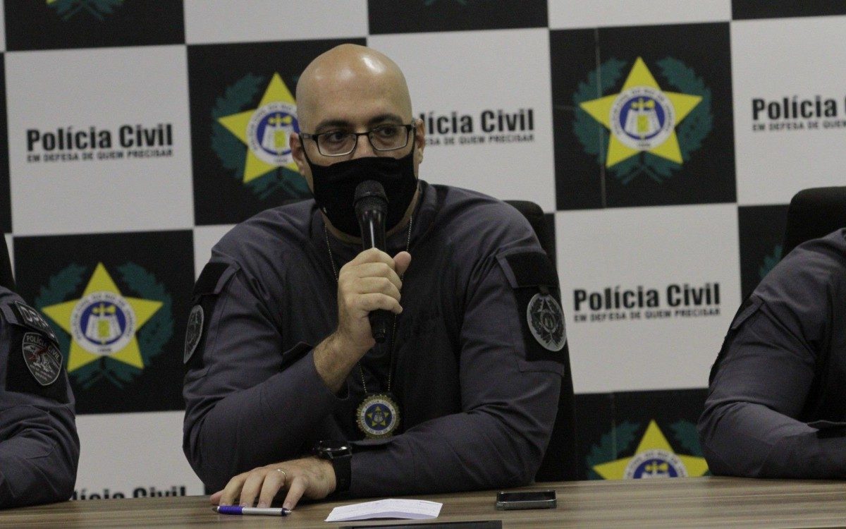 Coletiva de Imprensa da DRFC na Cidpol, nesta sexta feira (01), na foto Vinicius Domingues Delegado Titular da DRFC, Felipe Cury Dir. da Policia Civil e Fabricio Costa Delegado da DRFC. - Marcos Porto/Agencia O Dia