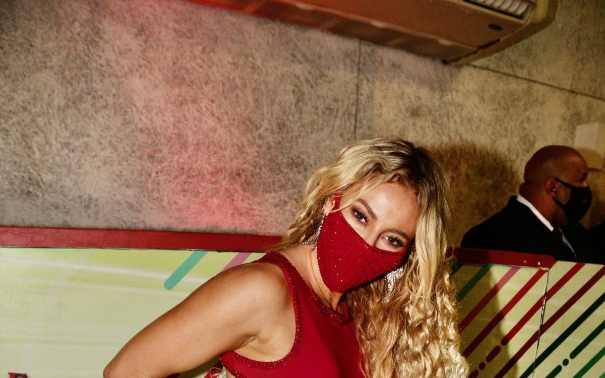 Paolla Oliveira participa da escolha de samba-enredo na quadra da escola de samba Grande Rio