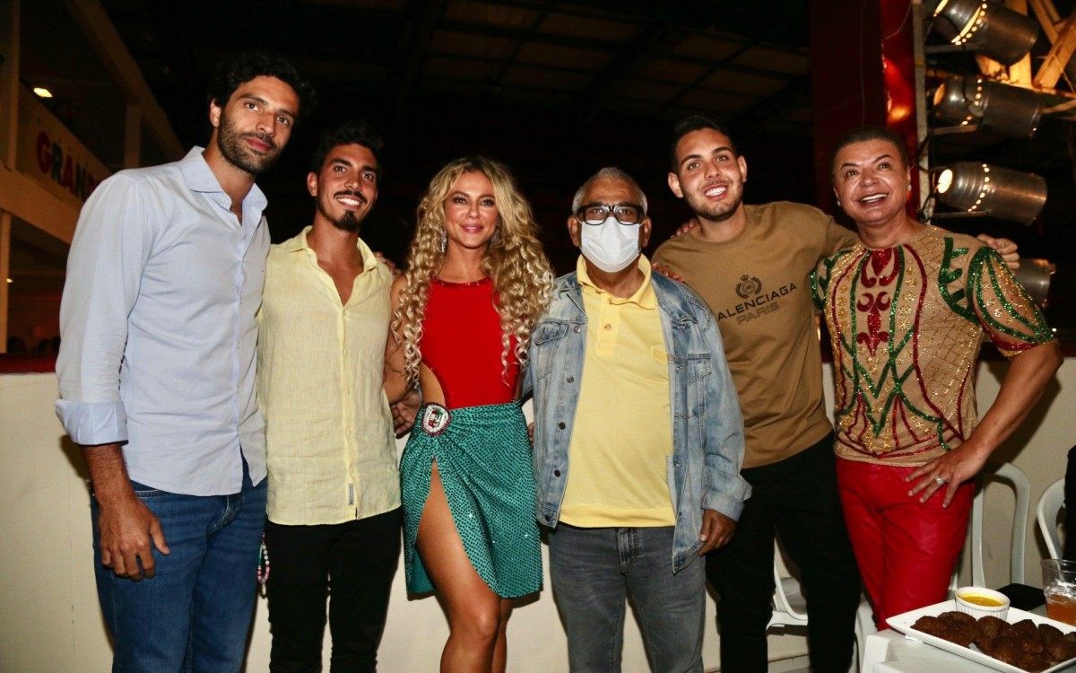 Paolla Oliveira e mais famosos na escolha de samba-enredo da Acad&ecirc;micos do Grande Rio, na quadra da agremia&ccedil;&atilde;o, na noite desta quinta-feira