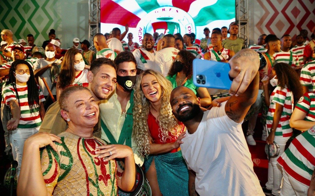 Paolla Oliveira e mais famosos na escolha de samba-enredo da Acad&ecirc;micos do Grande Rio, na quadra da agremia&ccedil;&atilde;o, na noite desta quinta-feira