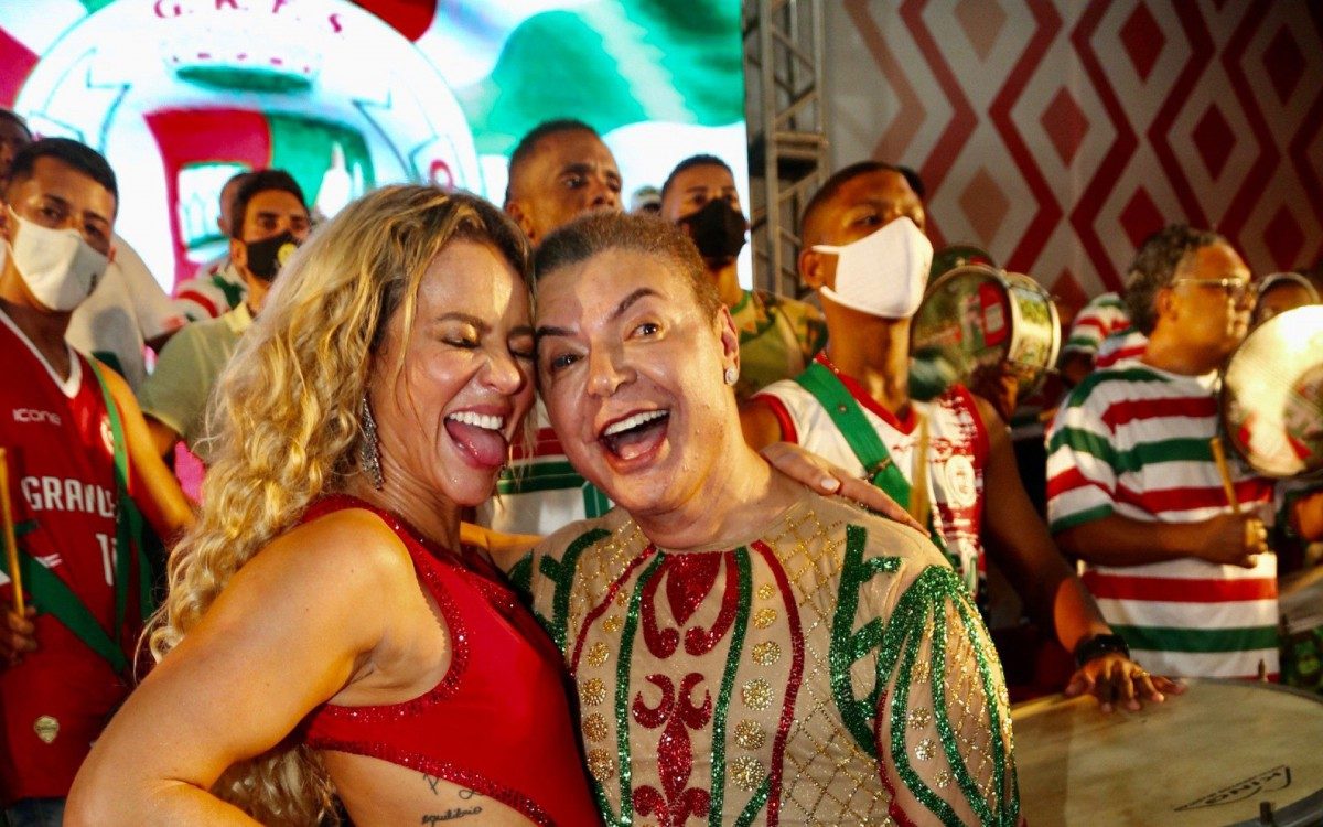 Paolla Oliveira e mais famosos na escolha de samba-enredo da Acad&ecirc;micos do Grande Rio, na quadra da agremia&ccedil;&atilde;o, na noite desta quinta-feira