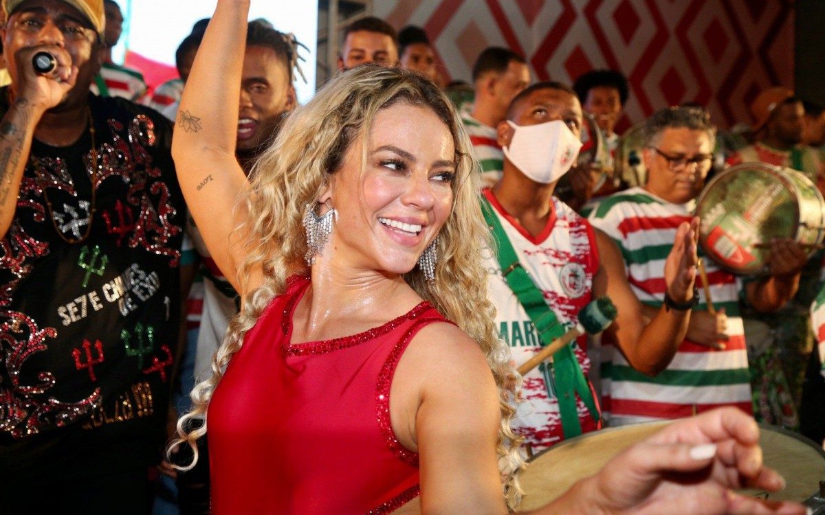 Paolla Oliveira e mais famosos na escolha de samba-enredo da Acad&ecirc;micos do Grande Rio, na quadra da agremia&ccedil;&atilde;o, na noite desta quinta-feira