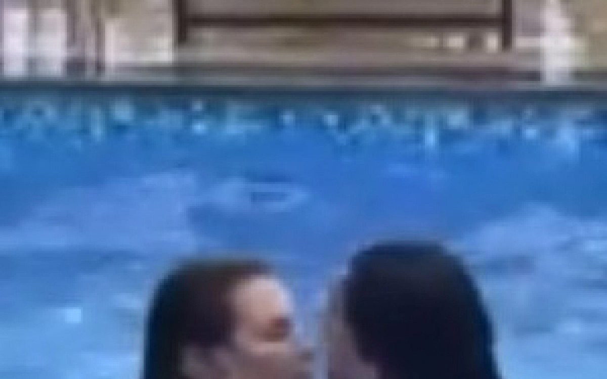 Dayane Mello e Aline Mineiro trocam beijos na piscina