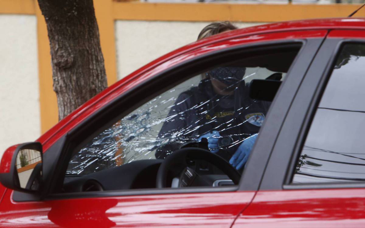 Policia - Bruno Leonardo Vidal de Almeida, vitima de bala perdida em a&ccedil;ao de policiais militares contra criminosos, no condominio dos correios, proximo ao Morro do Urubu, entre entre Tomas Coelho e Pilares, zona norte do Rio, na manh&atilde; desta sexta-feira . Bruno foi atingido quando ia saindo de casa a caminho do trabalho. Na foto, policiais civis fazem pericia em veiculo onde estavam policiais militares. - Reginaldo Pimenta / Agencia O Dia