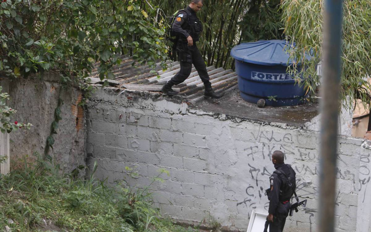 Policia - Bruno Leonardo Vidal de Almeida, vitima de bala perdida em a&ccedil;ao de policiais militares contra criminosos, no condominio dos correios, proximo ao Morro do Urubu, entre entre Tomas Coelho e Pilares, zona norte do Rio, na manh&atilde; desta sexta-feira . Bruno foi atingido quando ia saindo de casa a caminho do trabalho.