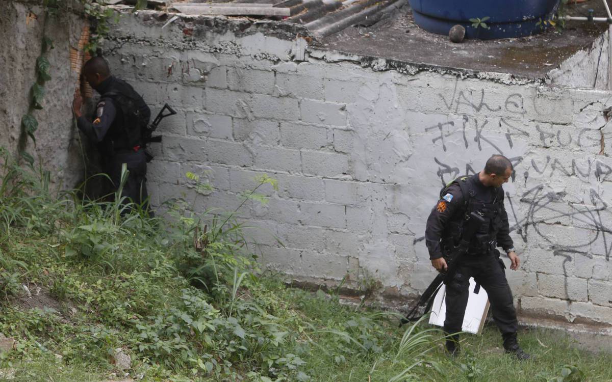 Policia - Bruno Leonardo Vidal de Almeida, vitima de bala perdida em a&ccedil;ao de policiais militares contra criminosos, no condominio dos correios, proximo ao Morro do Urubu, entre entre Tomas Coelho e Pilares, zona norte do Rio, na manh&atilde; desta sexta-feira . Bruno foi atingido quando ia saindo de casa a caminho do trabalho.
