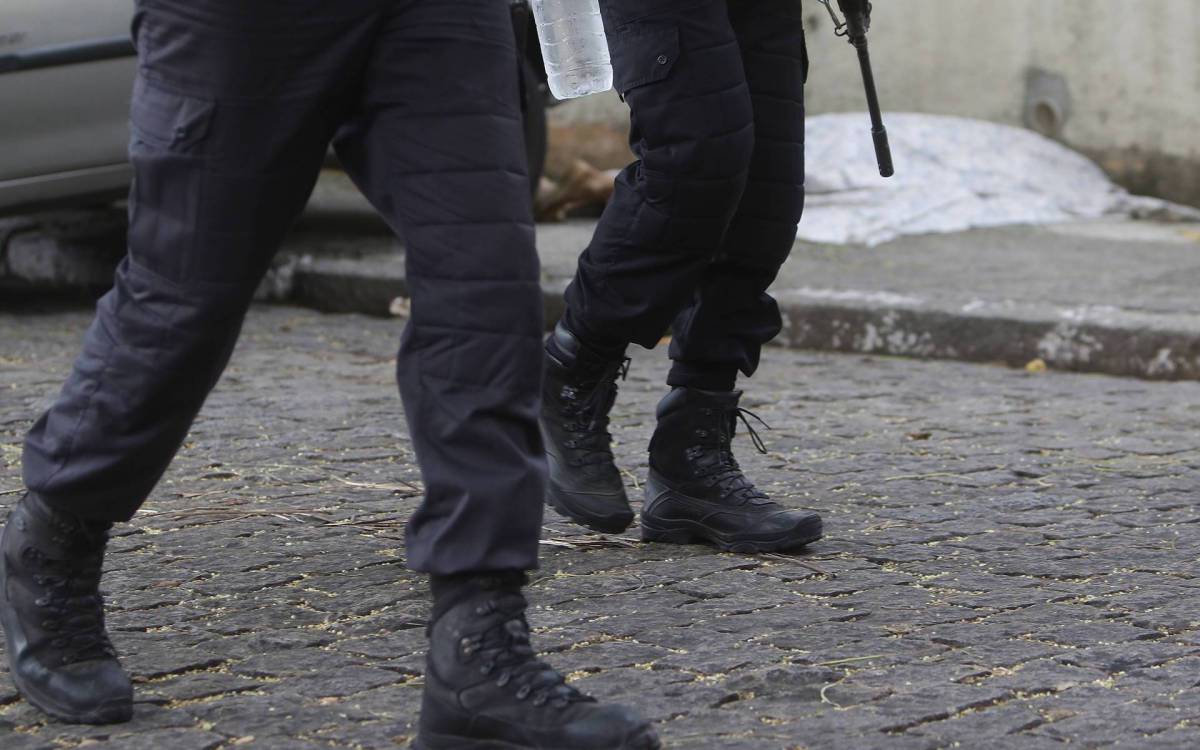 Policia - Bruno Leonardo Vidal de Almeida, vitima de bala perdida em açao de policiais militares contra criminosos, no condominio dos correios, proximo ao Morro do Urubu, entre entre Tomas Coelho e Pilares, zona norte do Rio, na manhã desta sexta-feira . Bruno foi atingido quando ia saindo de casa a caminho do trabalho. - Reginaldo Pimenta