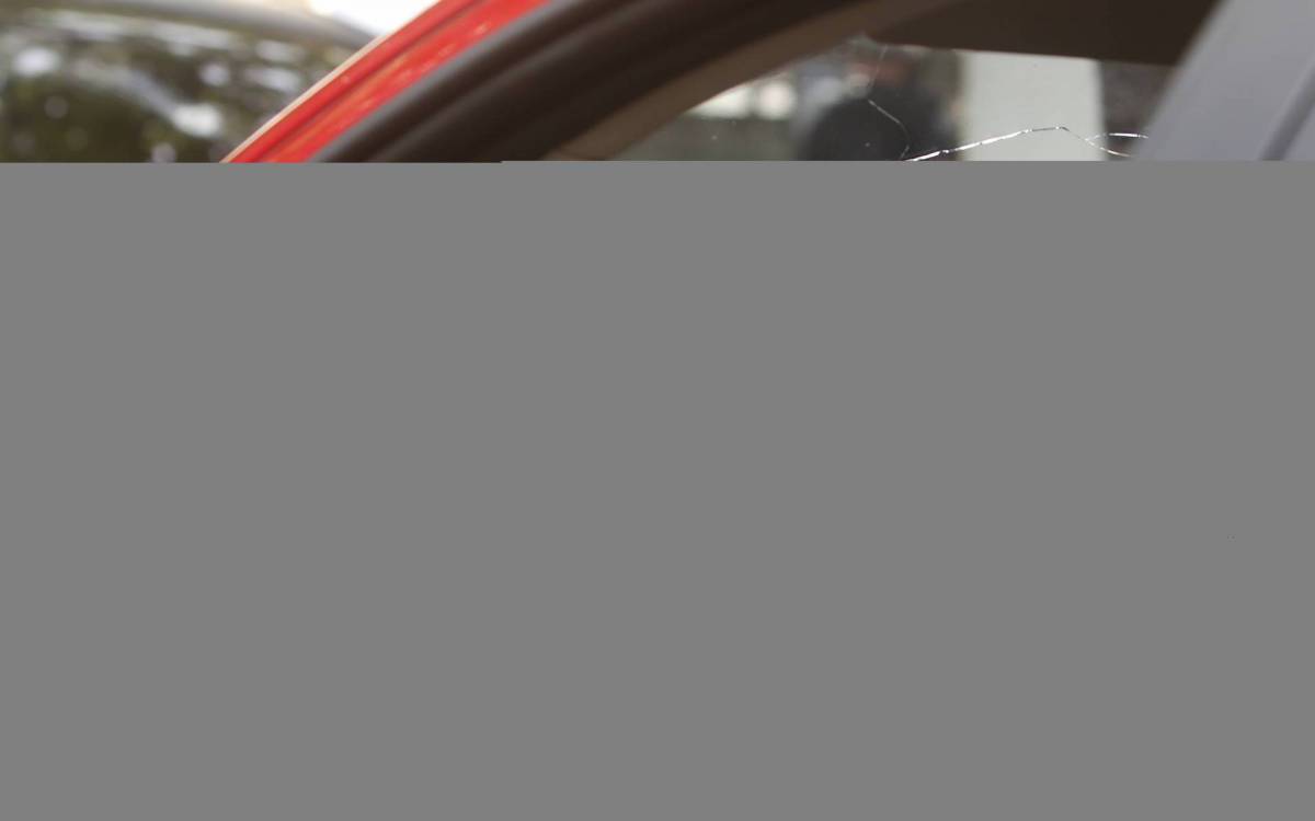 Policia - Bruno Leonardo Vidal de Almeida, vitima de bala perdida em a&ccedil;ao de policiais militares contra criminosos, no condominio dos correios, proximo ao Morro do Urubu, entre entre Tomas Coelho e Pilares, zona norte do Rio, na manh&atilde; desta sexta-feira . Bruno foi atingido quando ia saindo de casa a caminho do trabalho. Na foto, policiais civis fazem pericia em veiculo onde estavam policiais militares.