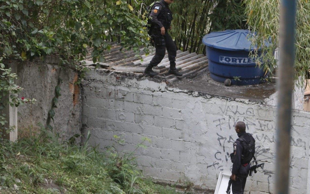 Confronto entre PMs e criminosos no Morro do Urubu deixou um morador morto. Foi o primeiro dia da ocupação da polícia para coibir o roubo de automóveis - REGINALDO PIMENTA/AGÊNCIA O DIA