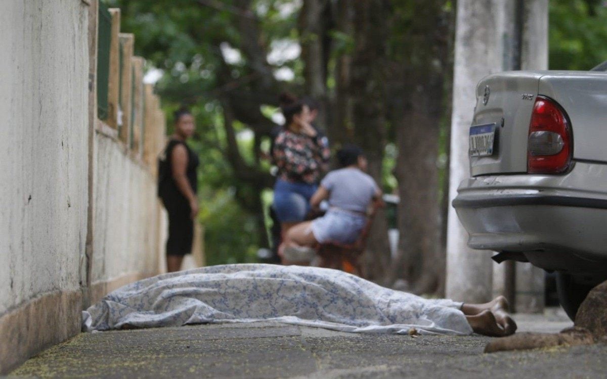 Confronto entre PMs e criminosos no Morro do Urubu deixou um morador morto. Foi o primeiro dia da ocupação da polícia para coibir o roubo de automóveis - REGINALDO PIMENTA/AGÊNCIA O DIA