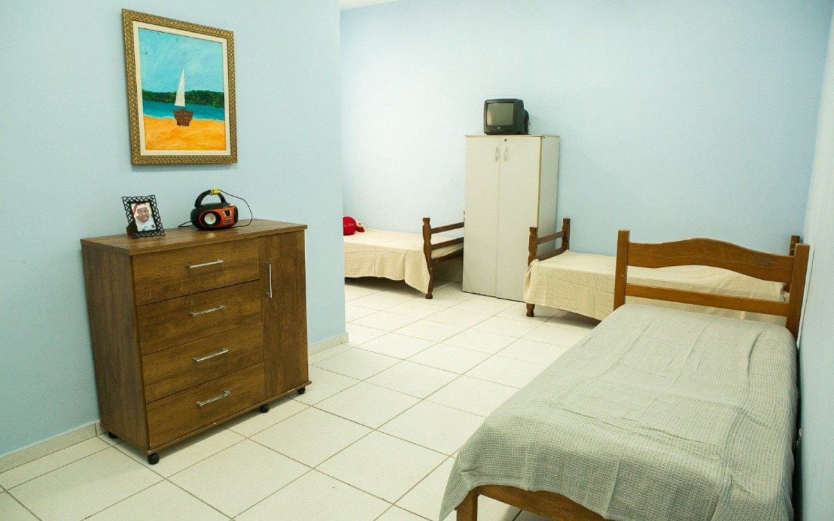 Seis quartos com banheiro e climatizados estão disponíveis para os idosos do Abrigo dos idosos.  - Foto: Rui Okada