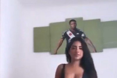 'Mostra o seu potencial'! Com maiô cavadíssimo, mulher dança na frente de quadro de jogador do Vasco e vídeo viraliza nas redes