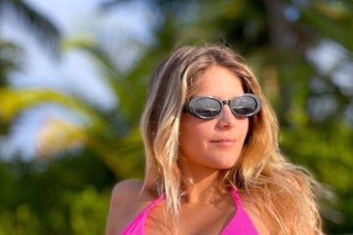 De biquíni, Isabella Santoni esbanja boa forma em praia da Bahia