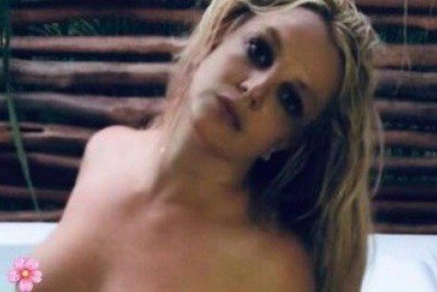 Após vencer ação, Britney Spears posa completamente nua em viagem com namorado
