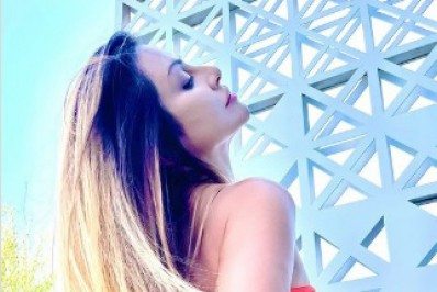 Que abundância! Cleo eleva a temperatura ao posar de maiô fio-dental