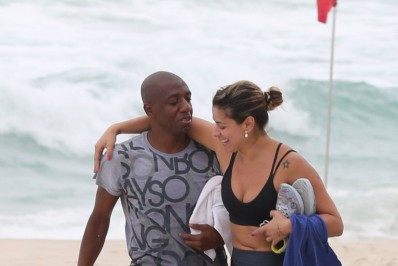 Ex-jogador Amaral surge acompanhado na praia