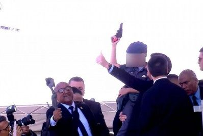 Pediatras criticam Bolsonaro por tirar foto com criança usando armas de brinquedos