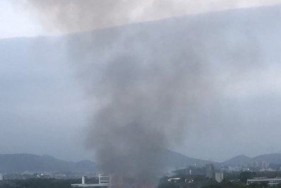 Bombeiros tentam combater incêndio perto de shopping da Zona Oeste