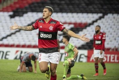 Pedro, do Flamengo, retira pontos da artroscopia e avança na recuperação após lesão no joelho direito