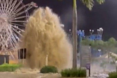 Rompimento de tubulação alaga estacionamento do Nova América