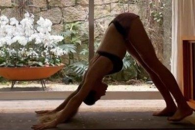 Que elasticidade! Grazi posta vídeo e mostra desenvoltura na yoga